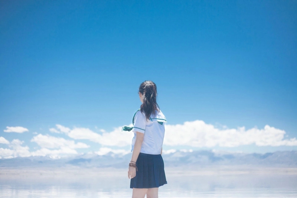穿越时空的少女学生装眼神迷离河水中行走