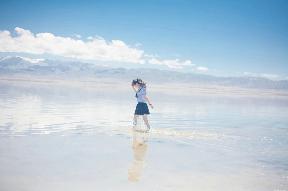 穿越时空的少女学生装眼神迷离河水中行走