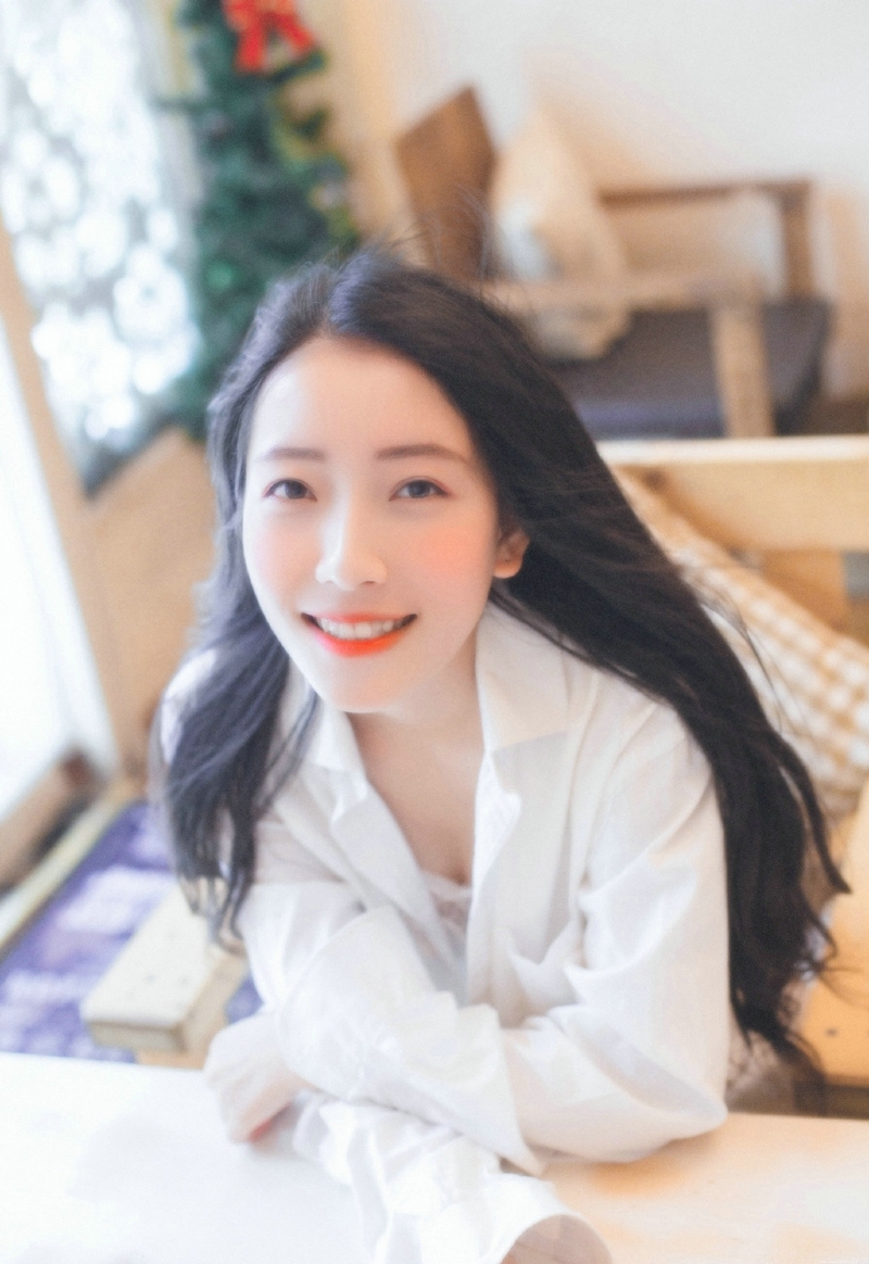 私房内的气质衬衫白皙肌肤女神笑容甜美