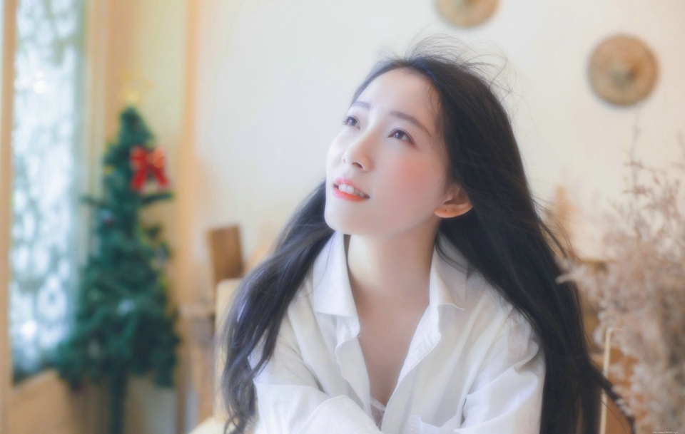 私房内的气质衬衫白皙肌肤女神笑容甜美