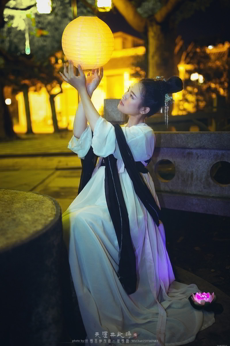 中秋古装美女宁静夜晚温馨迷人写真