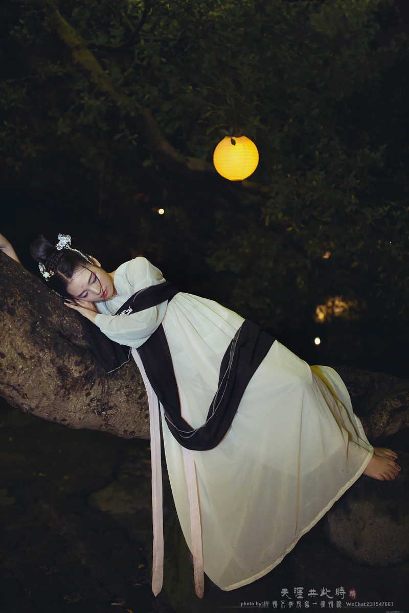 中秋古装美女宁静夜晚温馨迷人写真