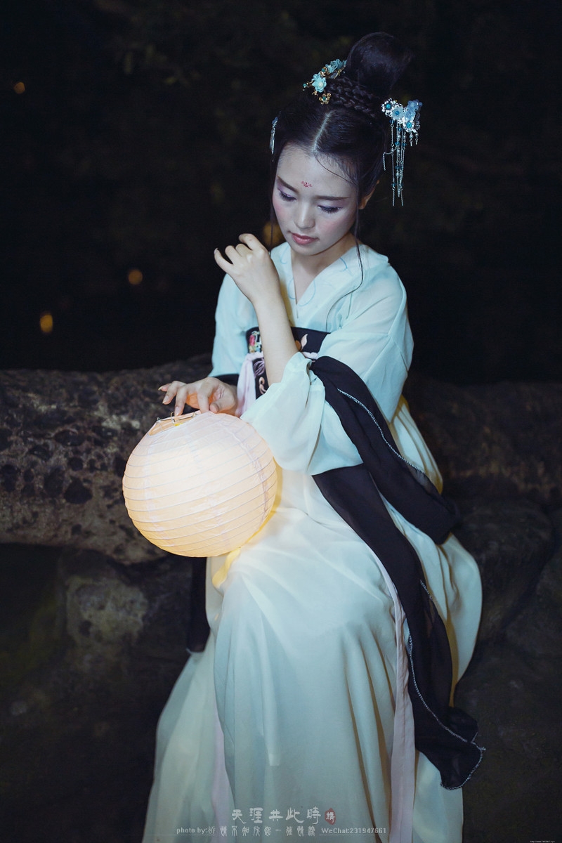 中秋古装美女宁静夜晚温馨迷人写真