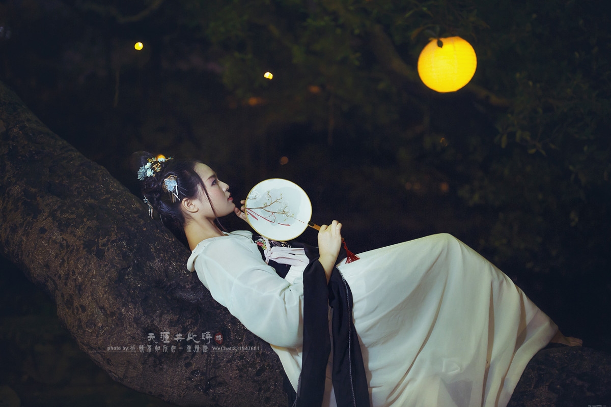 中秋古装美女宁静夜晚温馨迷人写真