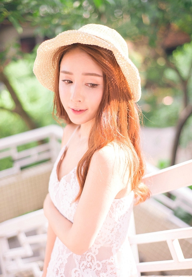 灿烂阳光少女吊带蕾丝裙笑眼迷人