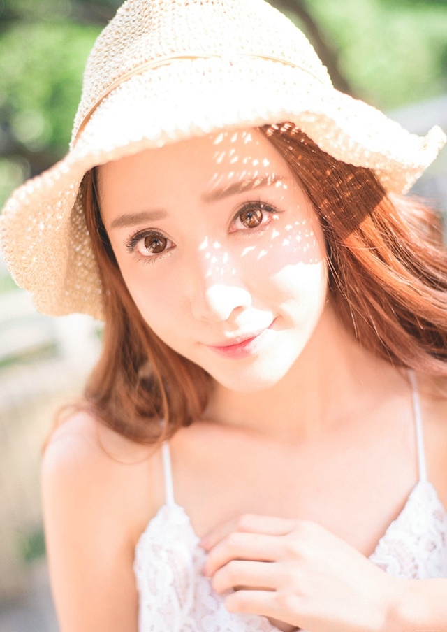 灿烂阳光少女吊带蕾丝裙笑眼迷人