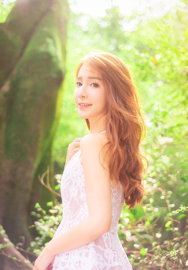 灿烂阳光少女吊带蕾丝裙笑眼迷人