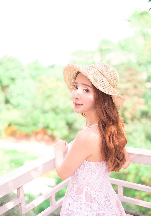 灿烂阳光少女吊带蕾丝裙笑眼迷人