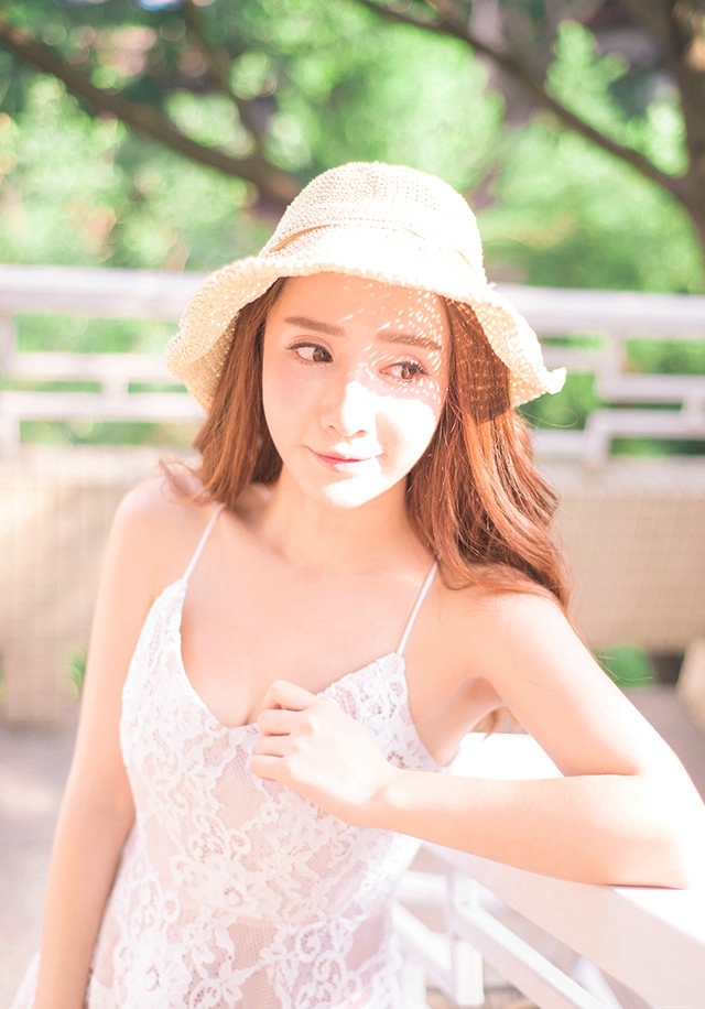 灿烂阳光少女吊带蕾丝裙笑眼迷人