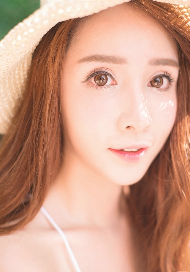 灿烂阳光少女吊带蕾丝裙笑眼迷人