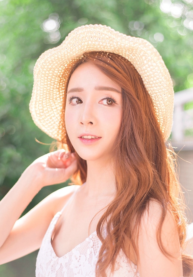 灿烂阳光少女吊带蕾丝裙笑眼迷人