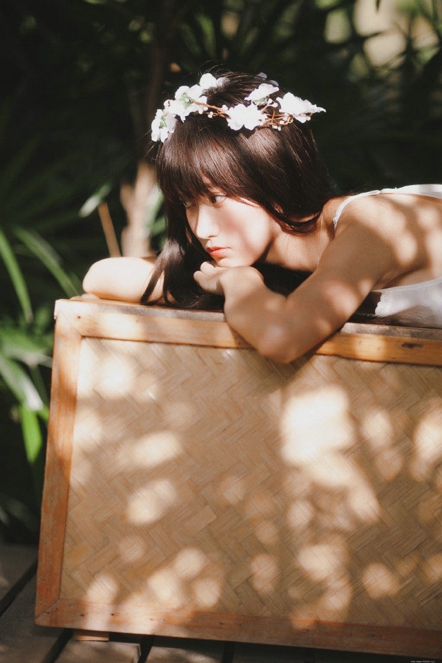 清纯可爱白色长裙美女甜美迷人写真