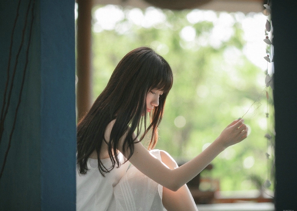 清纯可爱白色长裙美女甜美迷人写真