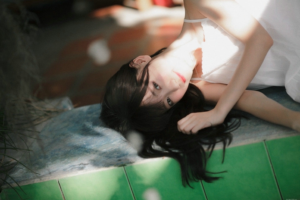 清纯可爱白色长裙美女甜美迷人写真