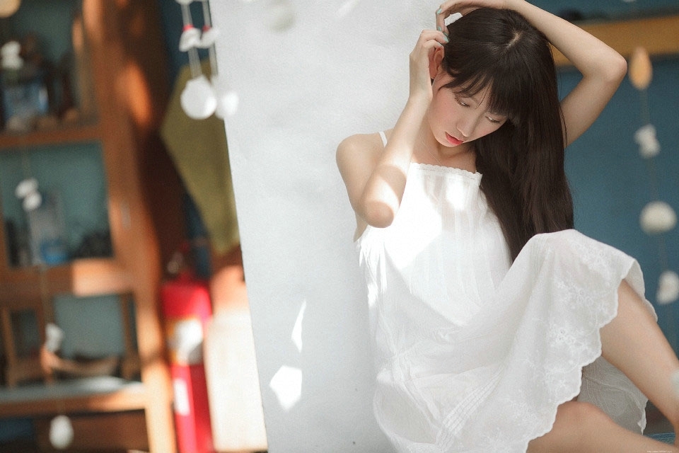 清纯可爱白色长裙美女甜美迷人写真