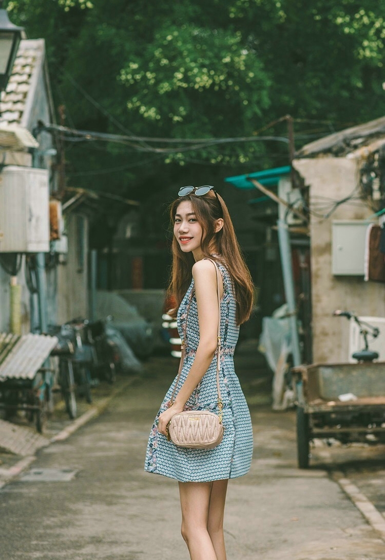 街头上的墨镜率性气场张扬女神