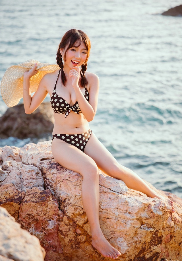 海边夕阳下比基尼美女白皙貌美美色诱惑