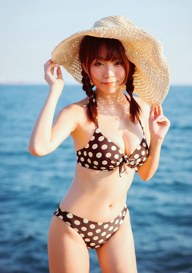 海边夕阳下比基尼美女白皙貌美美色诱惑