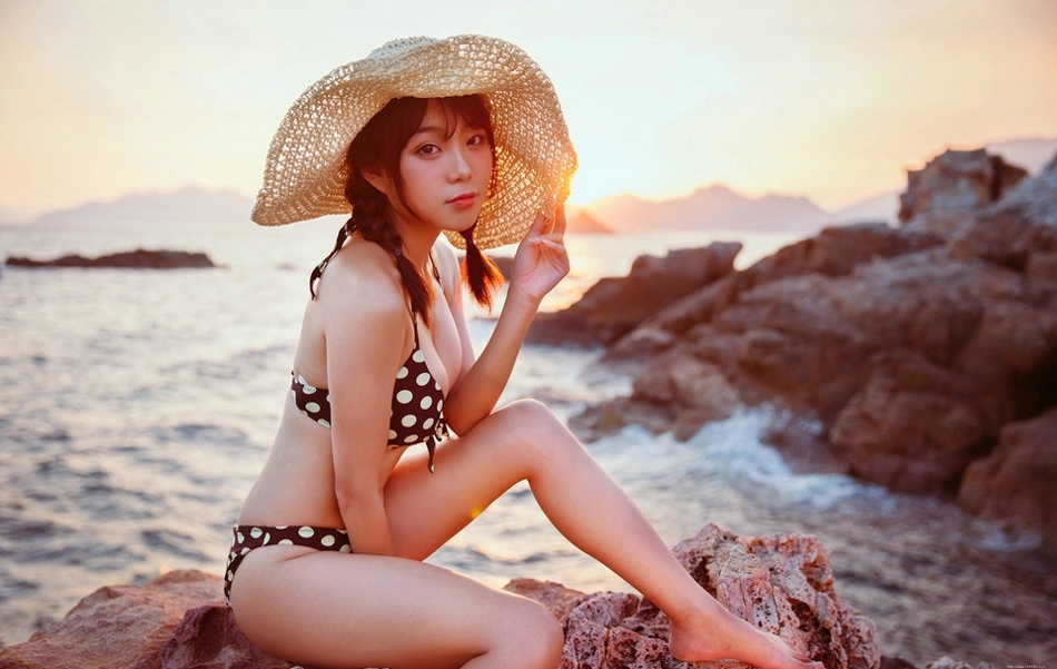 海边夕阳下比基尼美女白皙貌美美色诱惑