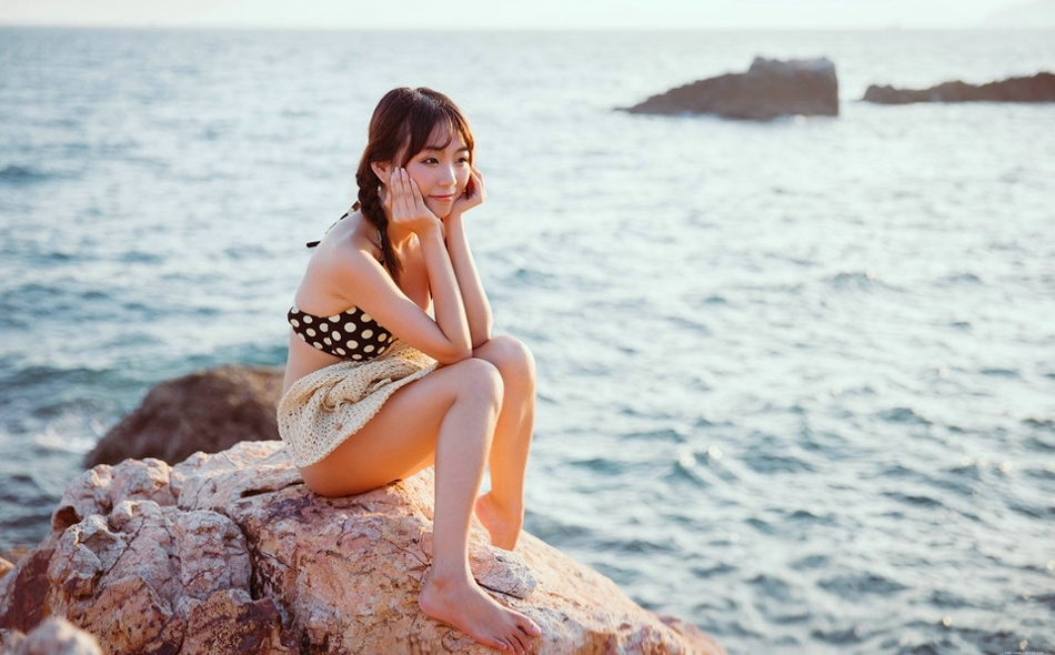 海边夕阳下比基尼美女白皙貌美美色诱惑