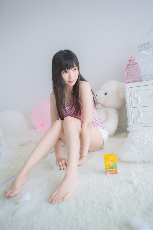 夏日爱喝柠檬茶的黑长直发少女私房清凉诱惑