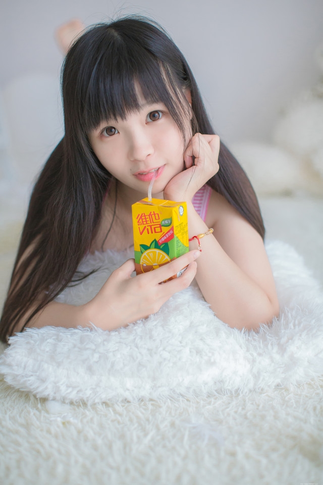 夏日爱喝柠檬茶的黑长直发少女私房清凉诱惑