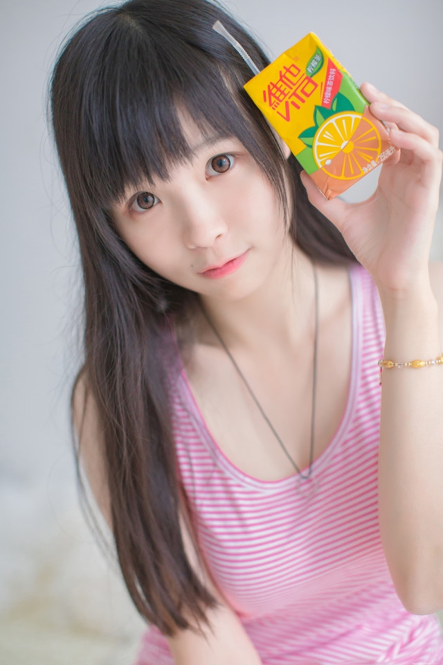 夏日爱喝柠檬茶的黑长直发少女私房清凉诱惑