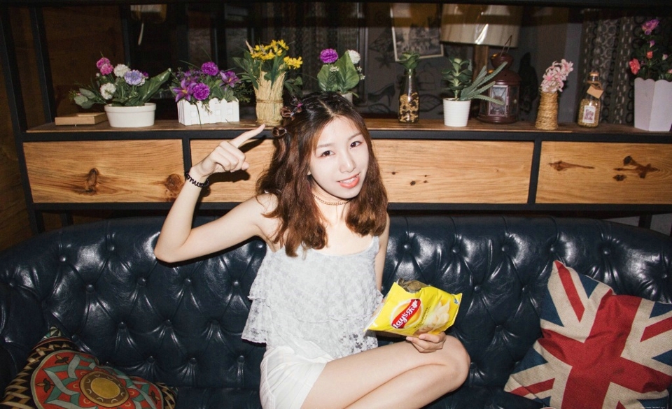 可爱零食眼镜少女俏皮活泼写真