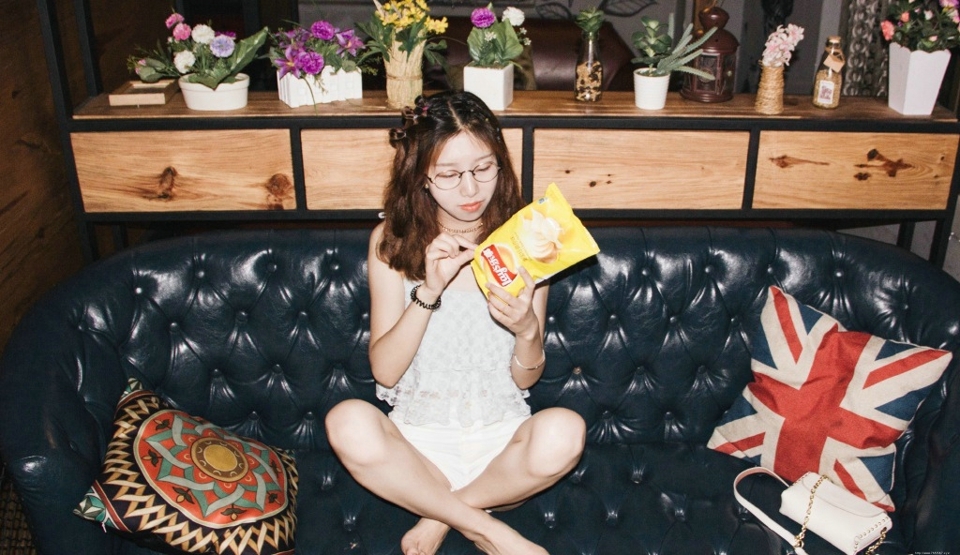 可爱零食眼镜少女俏皮活泼写真