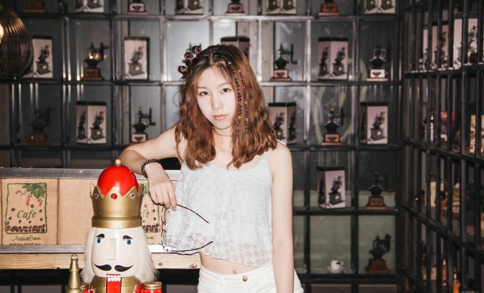 可爱零食眼镜少女俏皮活泼写真