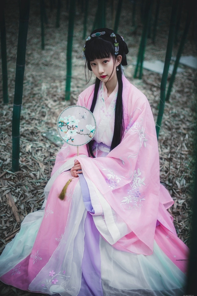 竹林内提灯笼的古装美女吹箫清丽脱俗