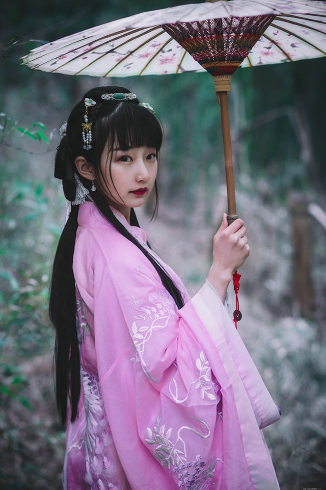 竹林内提灯笼的古装美女吹箫清丽脱俗