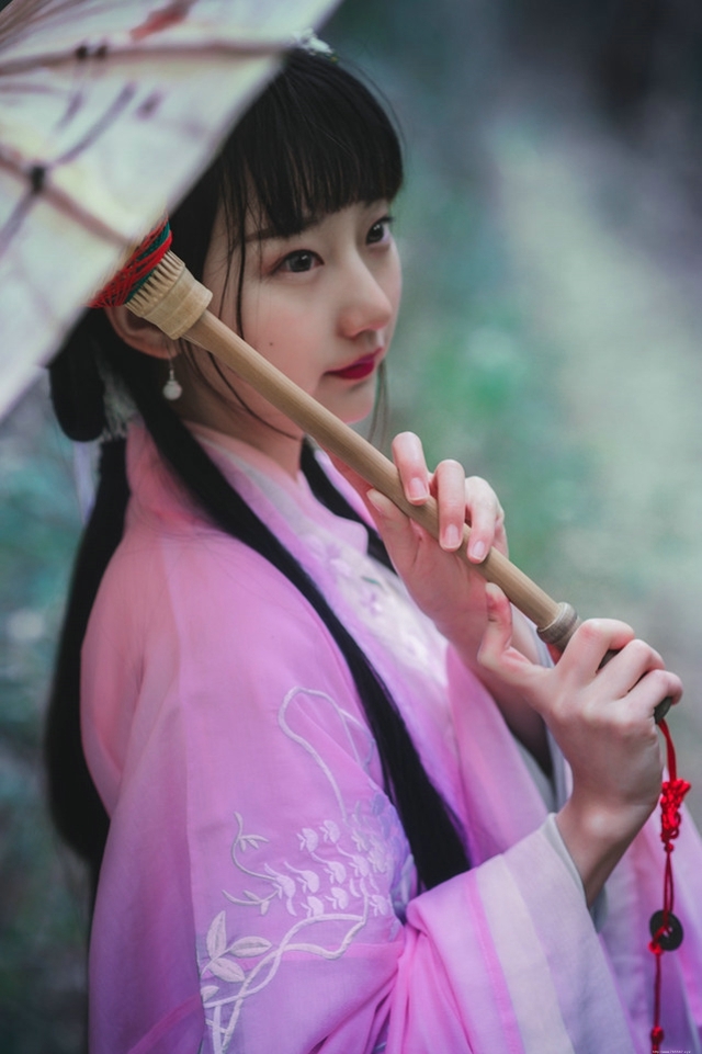 竹林内提灯笼的古装美女吹箫清丽脱俗