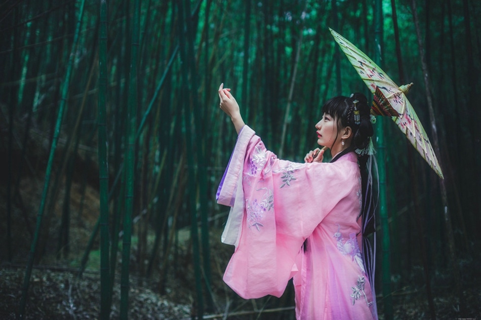 竹林内提灯笼的古装美女吹箫清丽脱俗