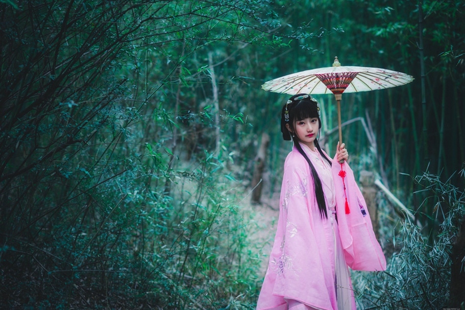 竹林内提灯笼的古装美女吹箫清丽脱俗