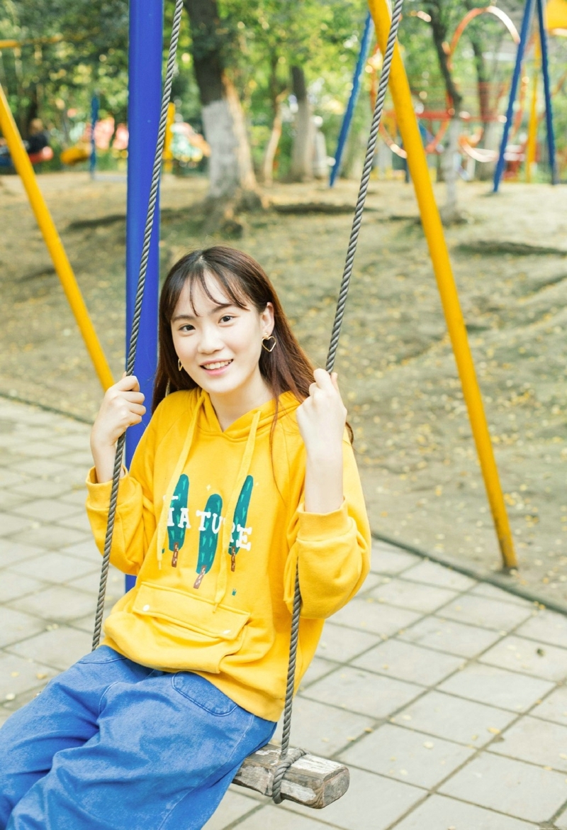 游乐场内的靓丽少女青春休闲时光