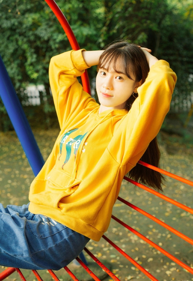 游乐场内的靓丽少女青春休闲时光