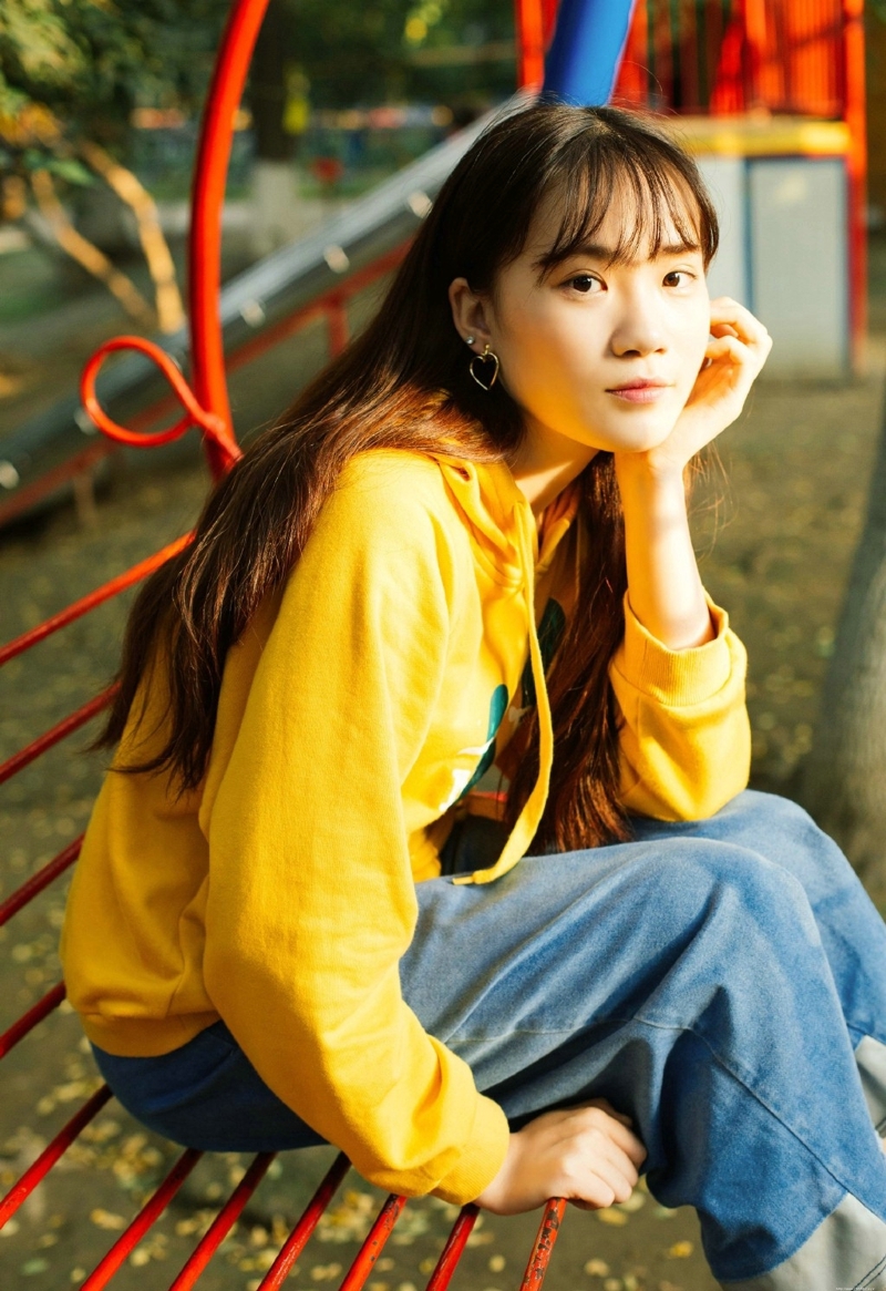 游乐场内的靓丽少女青春休闲时光