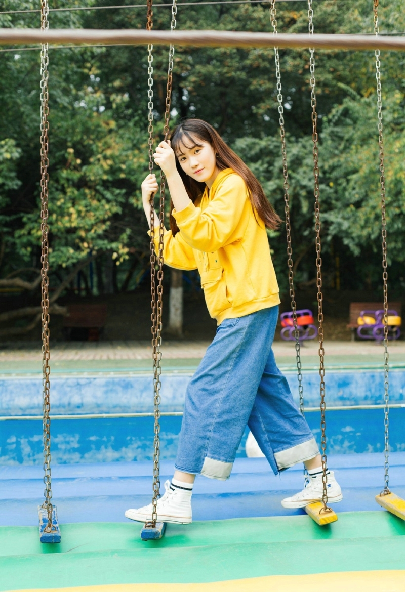 游乐场内的靓丽少女青春休闲时光