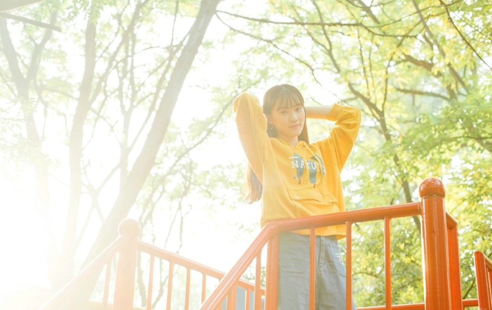 游乐场内的靓丽少女青春休闲时光