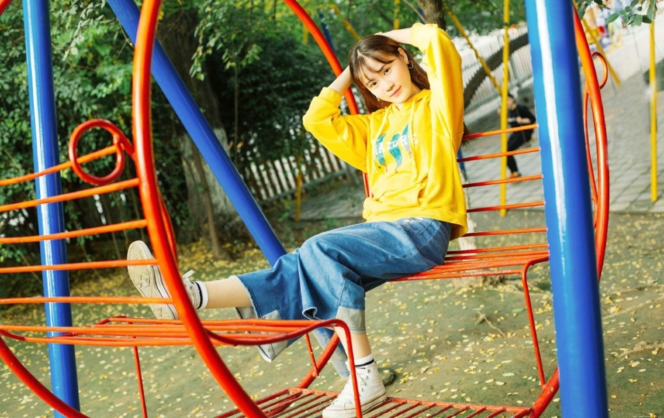 游乐场内的靓丽少女青春休闲时光