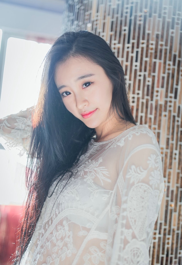 浴室内的化妆美女蕾丝裙湿身诱惑朦胧写真