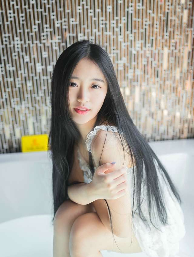 浴室内的化妆美女蕾丝裙湿身诱惑朦胧写真