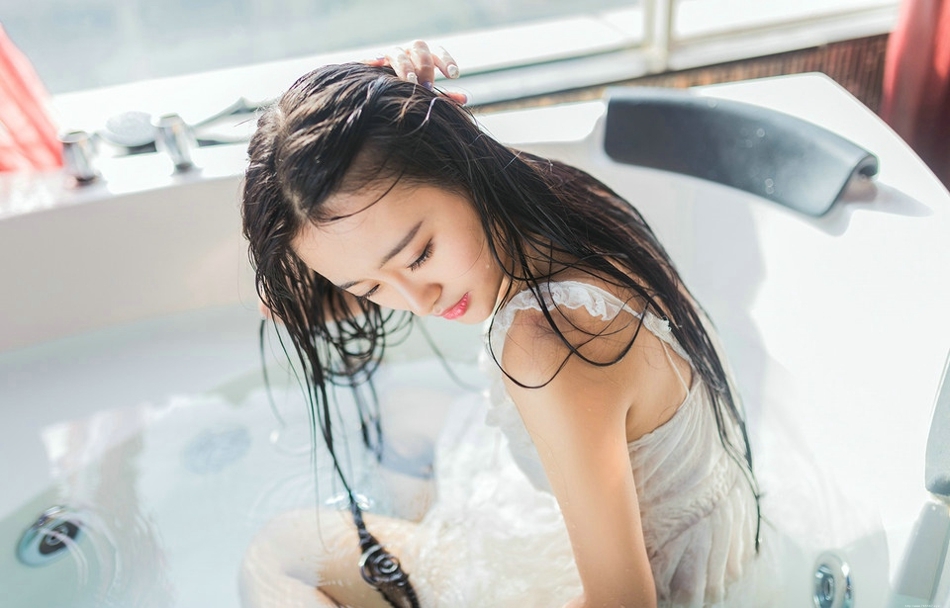 浴室内的化妆美女蕾丝裙湿身诱惑朦胧写真