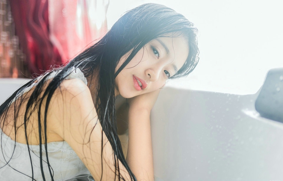 浴室内的化妆美女蕾丝裙湿身诱惑朦胧写真