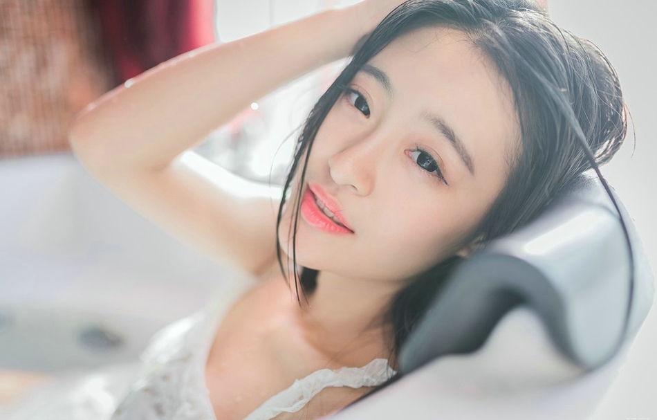 浴室内的化妆美女蕾丝裙湿身诱惑朦胧写真