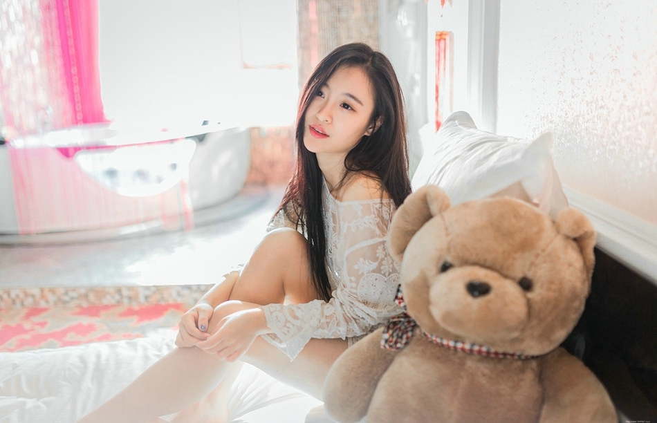 浴室内的化妆美女蕾丝裙湿身诱惑朦胧写真