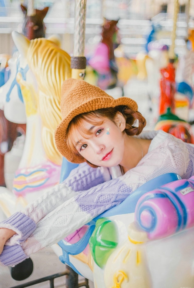 清纯美女游乐园旋转木马甜蜜快乐玩耍