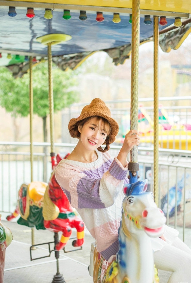 清纯美女游乐园旋转木马甜蜜快乐玩耍