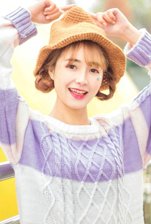 清纯美女游乐园旋转木马甜蜜快乐玩耍